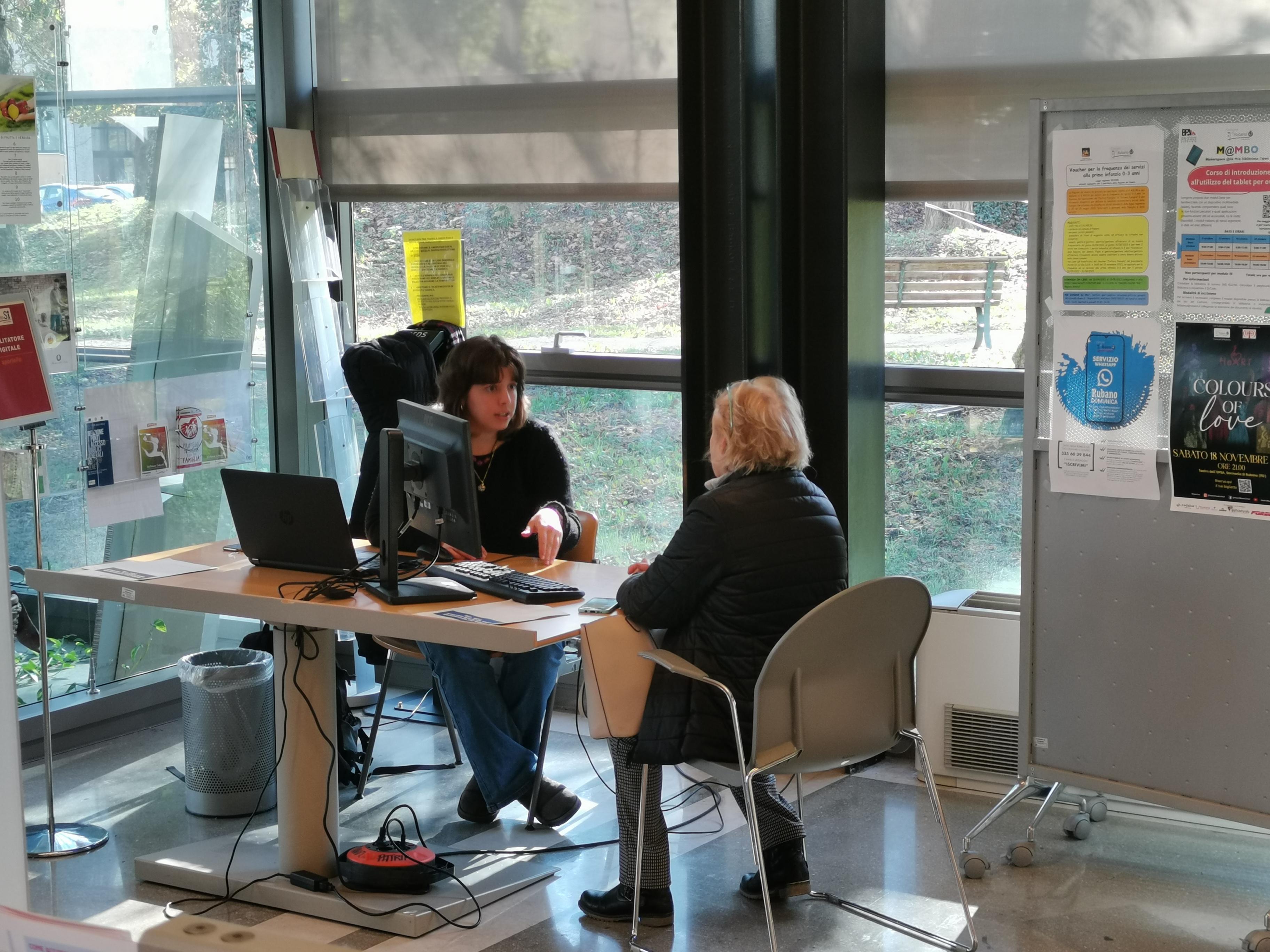 foto della volontaria del Servizio Civile e una persona anziana davanti ad un computer